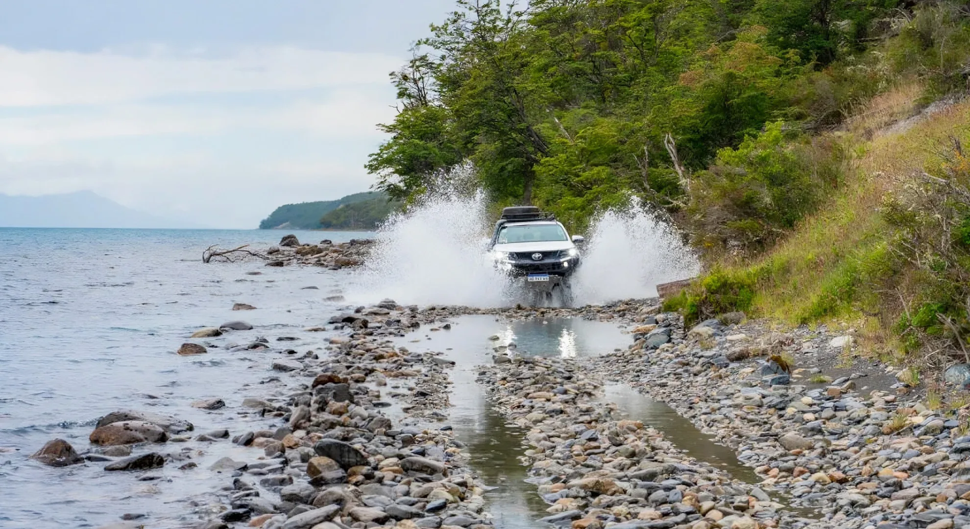 Vehiculo 4x4 cruzando un rio de montana en el terreno fueguino