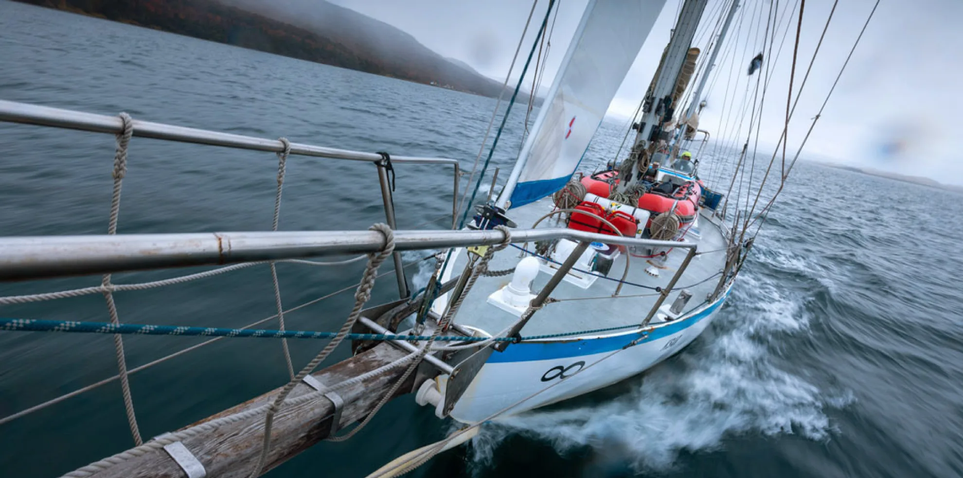 Velero navegando el Canal Beagle con la proa sobre el agua
