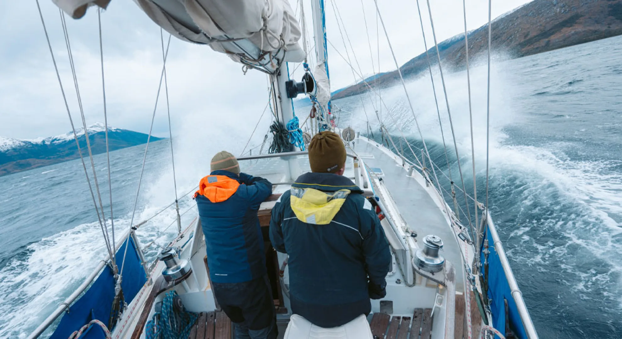 Dos navegantes en la cubierta de un velero en el Canal Beagle