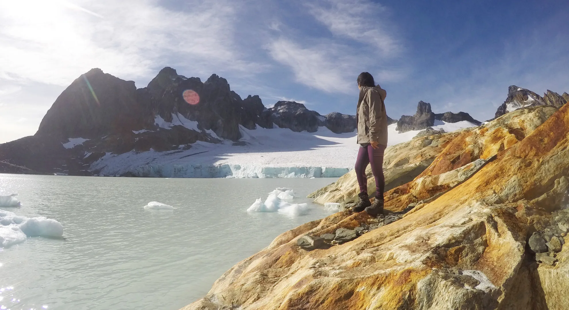 Caminante frente a una laguna glaciar en la Sierra Alvear