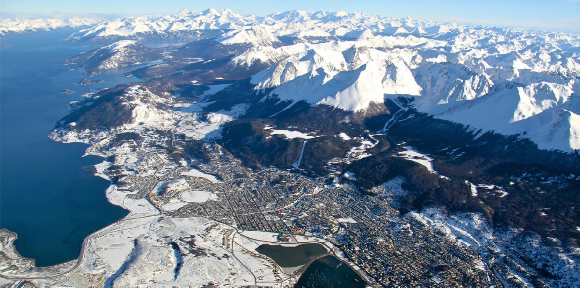 Vista aerea de Ushuaia entre la cordillera y el Canal Beagle