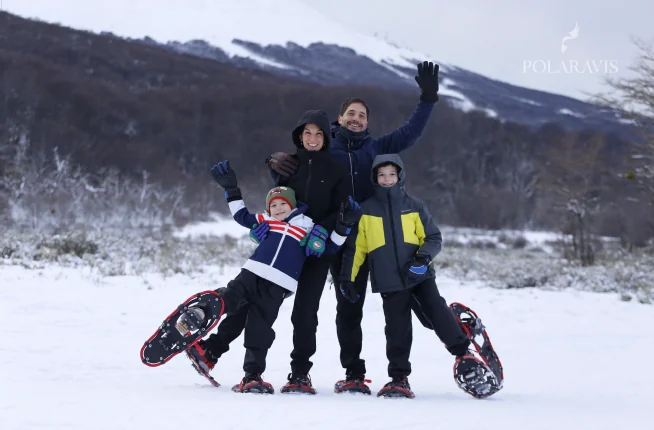 Familia con raquetas de nieve en un día completo de actividades de invierno