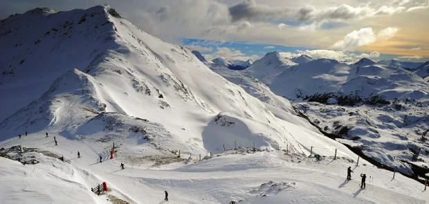Pistas de esquí del Cerro Castor con nieve y esquiadores