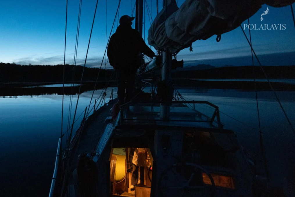 Velero fondeado de noche en Islas Bridges