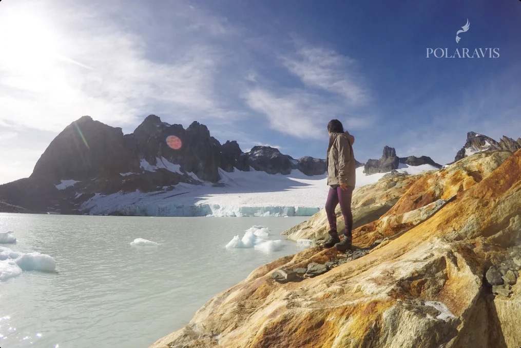 Persona frente a la laguna con témpanos del Glaciar Ojo del Albino
