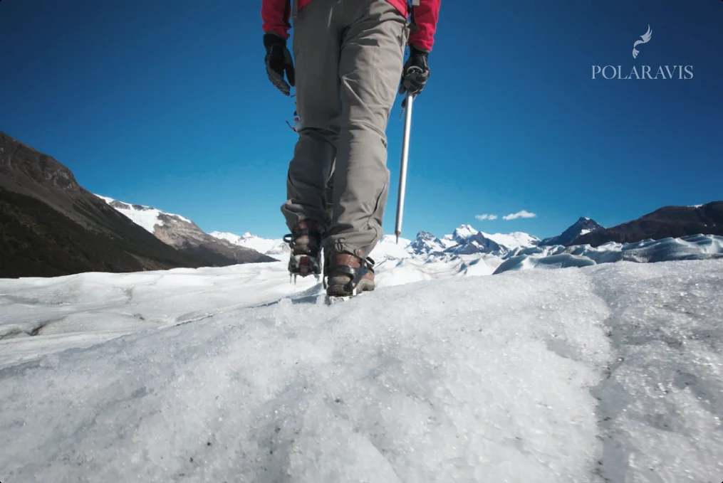 Caminante con crampones sobre el hielo del Glaciar Vinciguerra
