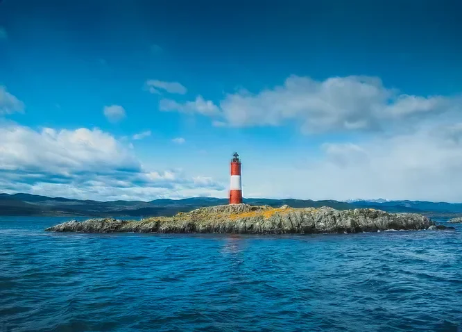 El Faro Les Éclaireurs sobre su islote en el Canal Beagle