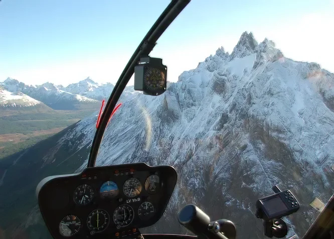 Vista desde la cabina del helicóptero hacia la cordillera nevada