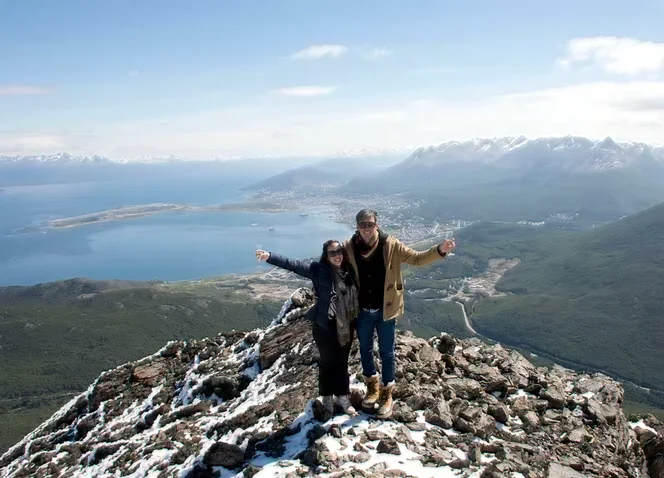 Pasajeros en la cima tras el aterrizaje, con el Canal Beagle al fondo
