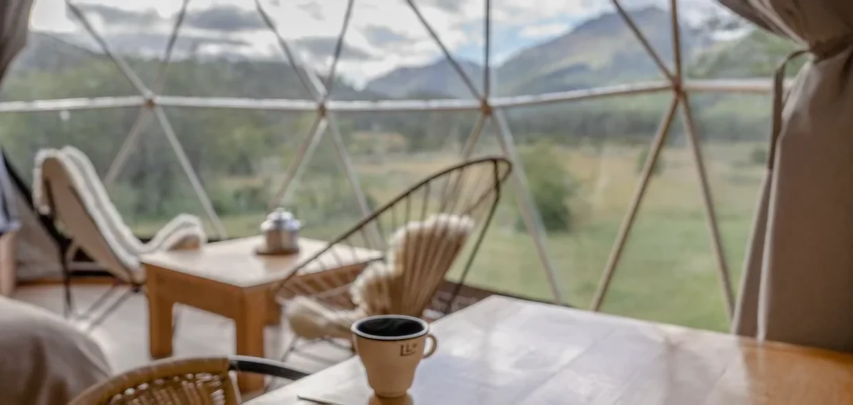 Mesa servida dentro del domo restaurante con vista al valle