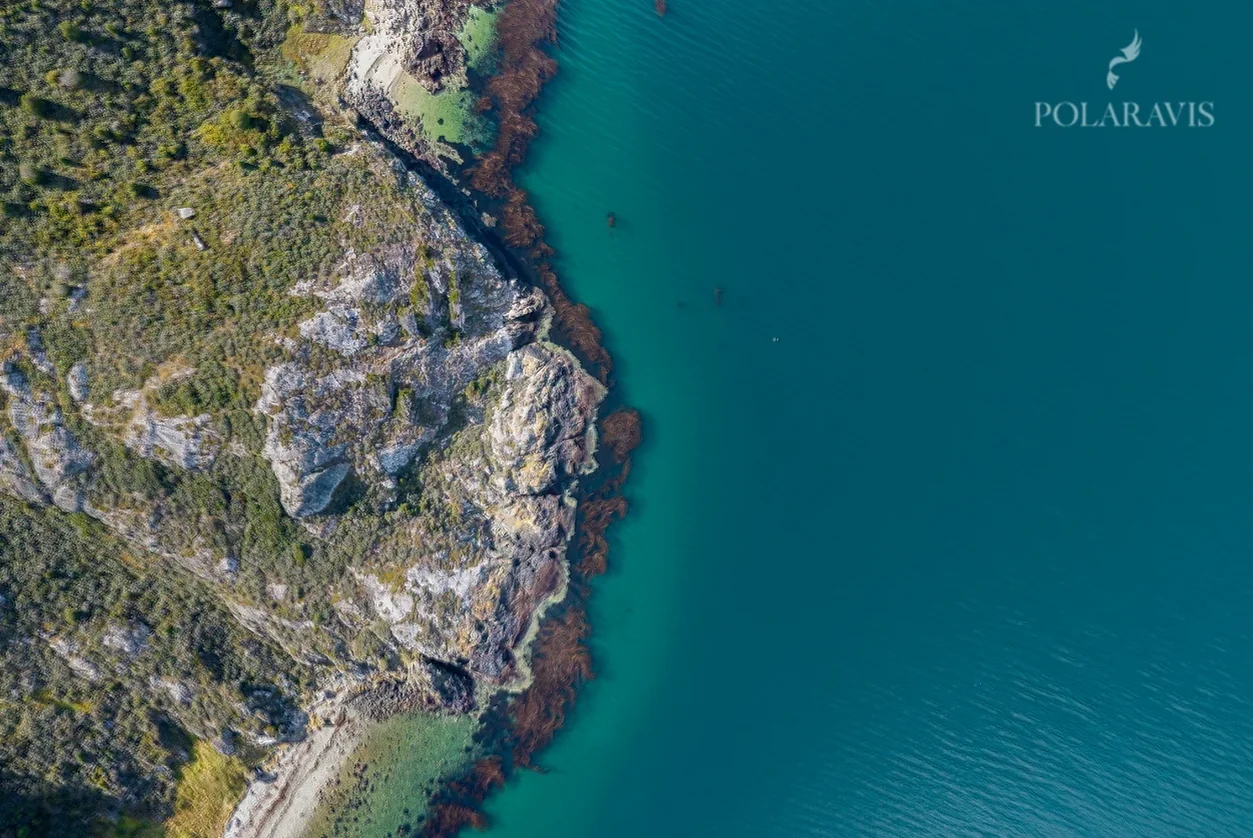 Vista aérea de la costa del Canal Beagle con aguas turquesas