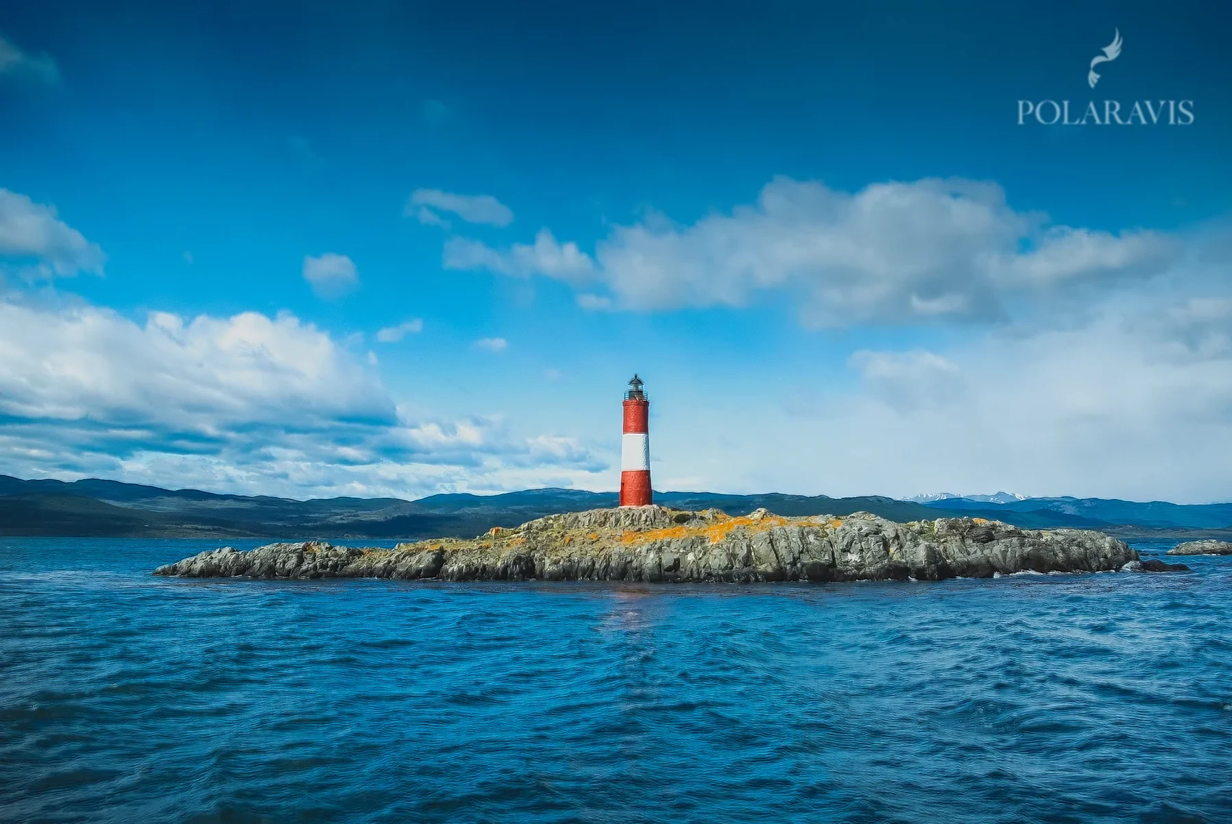 Faro Les Éclaireurs sobre el islote rocoso del Canal Beagle