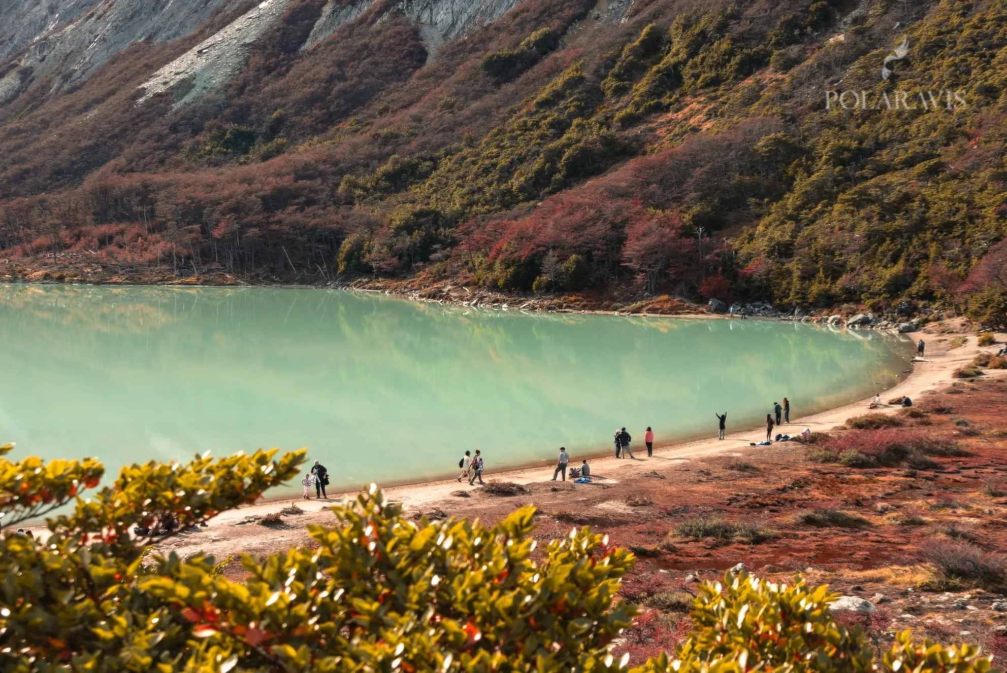 Laguna Esmeralda, de agua turquesa, rodeada por los valles colgantes de la Sierra Alvear