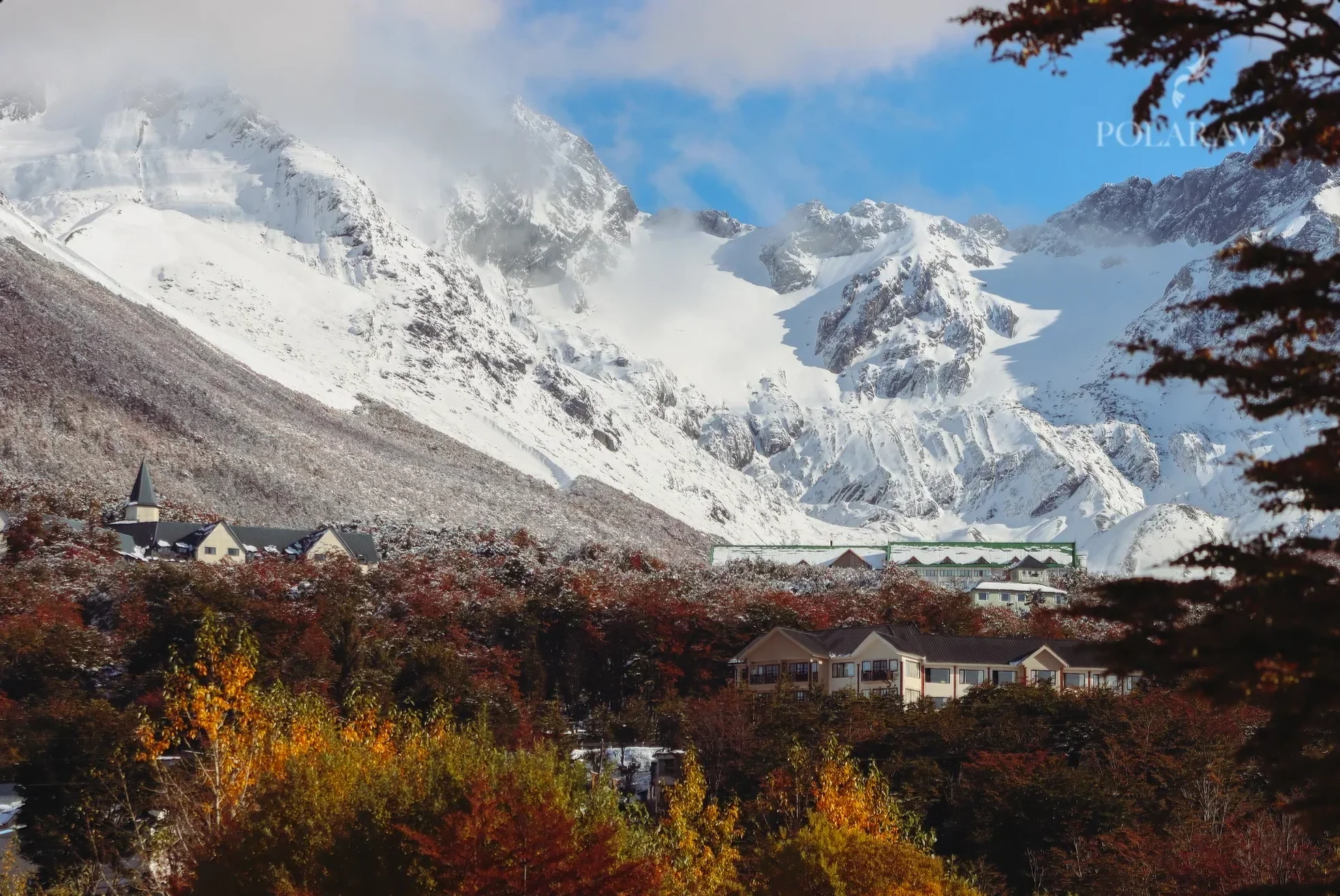 Mirador de montaña con vista al valle y a los glaciares colgantes de Ushuaia