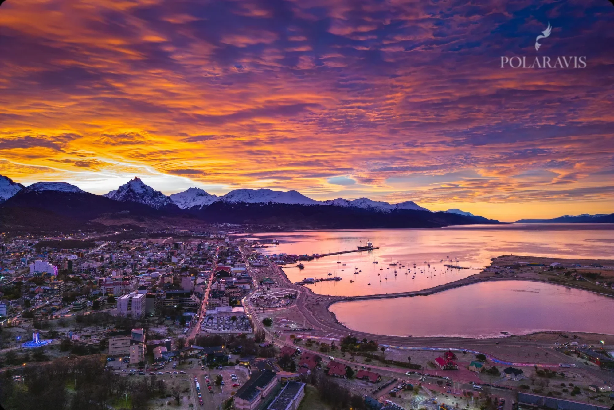 Canal Beagle y la ciudad de Ushuaia al atardecer, vista aerea desde el helicoptero