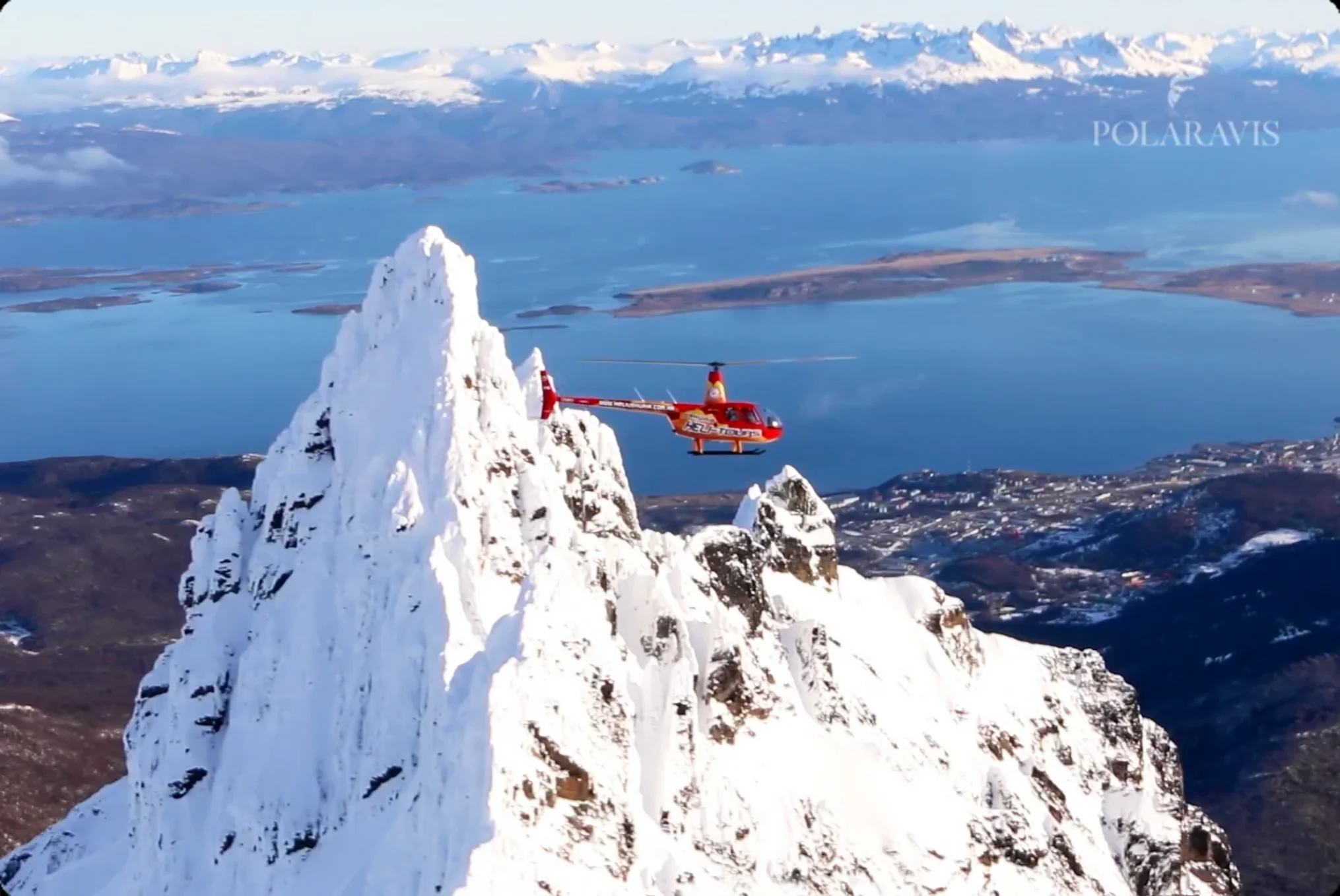Monte Olivia, la montana que domina el perfil de Ushuaia, desde el aire